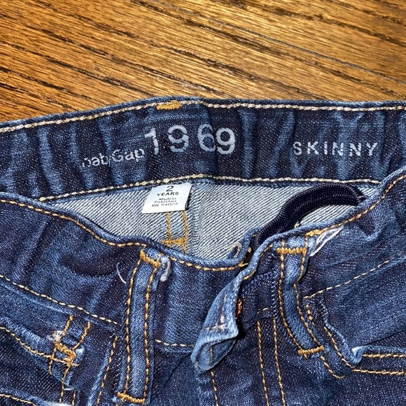 Baby Gap 1969 Skinny Distressed at Knee Jeans For Toddlers - Picture 2 of 6